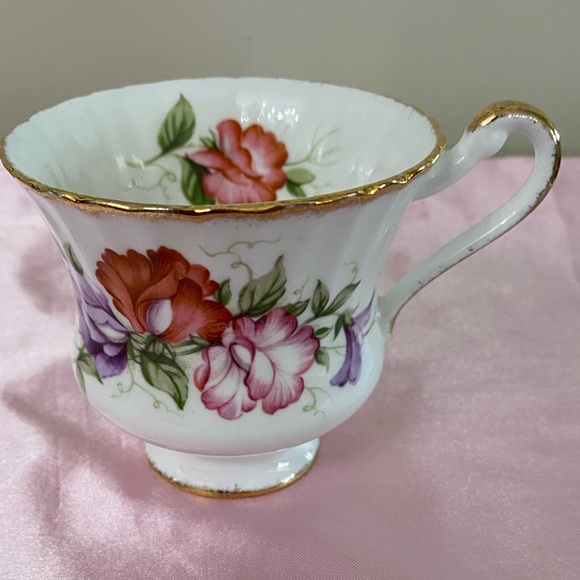 EUC VTG PARAGON SCALLOPED FLORAL BONE CHINA FOOTED TEACUP AND SAUCER - Picture 6 of 12